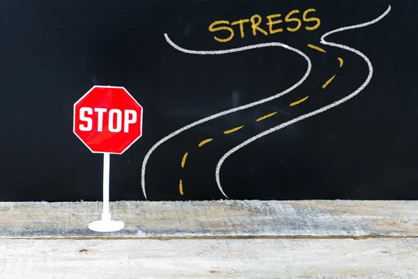 ストレスへの道にミニの一時停止の標識 — ストック写真