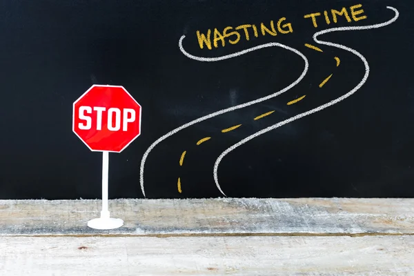 Mini-stop bord op de weg naar het verspillen van tijd — Stockfoto