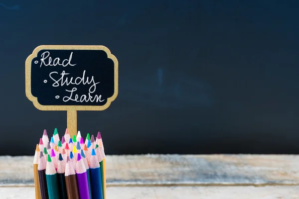 Mini-Tafel aus Holz mit Botschaft lesen, studieren, lernen — Stockfoto