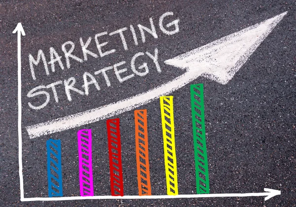 Στρατηγική μάρκετινγκ που είναι γραμμένο πάνω από πολύχρωμο γράφημα και αυξανόμενη βέλος — Φωτογραφία Αρχείου