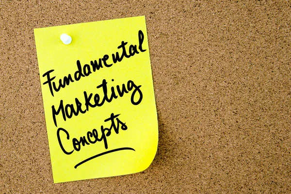 Conceptos Fundamentales de Marketing texto escrito en papel amarillo nota —  Fotos de Stock