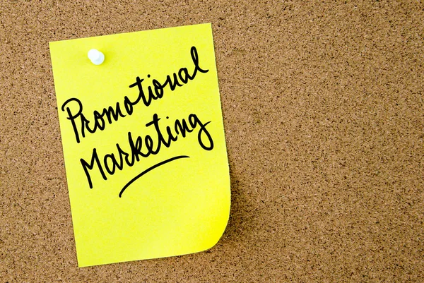 Texto promocional de marketing escrito en papel amarillo — Foto de Stock