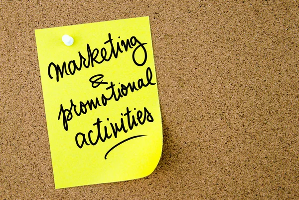 Comercialización y actividades promocionales texto escrito en papel amarillo nota — Foto de Stock