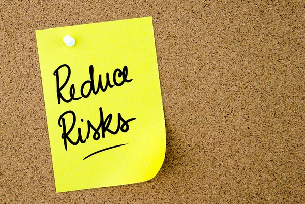 Reducir riesgos texto escrito en papel amarillo nota —  Fotos de Stock