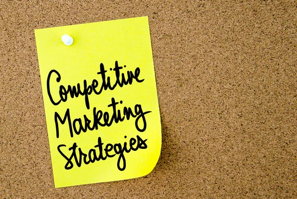 Estrategias de Marketing Competitivas texto escrito en papel amarillo nota — Foto de Stock