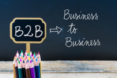 Ahşap mini tahta etiketlerüzerinde tebeşir ile yazılmış İş Kısaltması B2b Business To Business