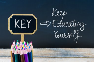 İş Kısaltma Sıtkı Ahşap mini tahta etiketlerüzerinde tebeşir ile yazılmış Kendinizi Eğitmek tutun