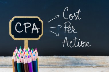 Ahşap mini tahta etiketlerüzerine tebeşirle yazılmış İş Kısaltması Cpa Maliyet Eylem Başına