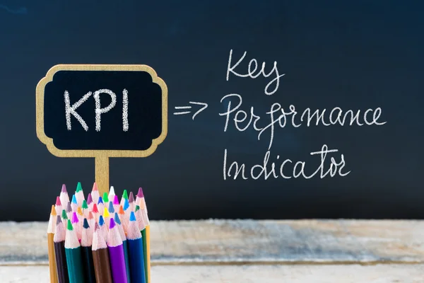 Ahşap mini tahta etiketlerüzerine tebeşirle yazılmış Business Acronym Kpi Anahtar Performans Göstergesi — Stok fotoğraf