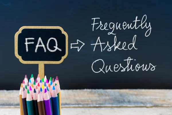 Acronyme d'affaires FAQ Foire aux questions écrites à la craie sur les mini étiquettes de tableau noir en bois — Photo