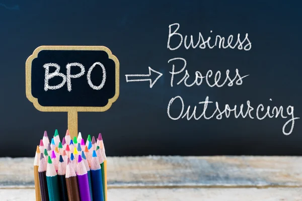Επιχειρηματικό ακρωνύμιο BPO επιχειρηματική διαδικασία εξωτερική ανάθεση γραμμένη με κιμωλία σε ξύλινες Ετικέτες μίνι μαυροπίνακα — Φωτογραφία Αρχείου
