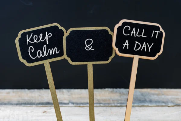 Keep Calm and Call It A Day messaggio scritto con gesso su mini etichette lavagna — Foto Stock