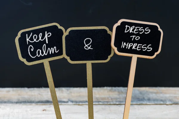 Keep Calm and Dress To Impress message written with chalk on mini blackboard labels — Stock Photo, Image