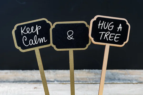 Διατηρήστε την ηρεμία και Αγκαλιάστε ένα δέντρο μήνυμα γραμμένο με κιμωλία σε μίνι Ετικέτες μαυροπίνακα — Φωτογραφία Αρχείου