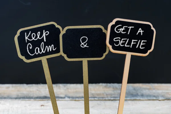 Mantenha a calma e receba uma mensagem Selfie escrita com giz em mini-etiquetas de quadro-negro — Fotografia de Stock