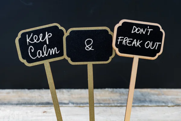 Sessiz olun ve mini tahta etiketleri üzerinde tebeşir ile yazılmış Freak Out mesaj etmeyin — Stok fotoğraf