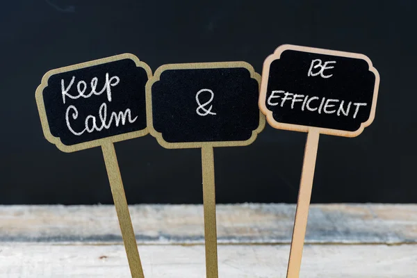 Keep Calm and Be Efficient message written with chalk on mini blackboard labels — Stok Foto