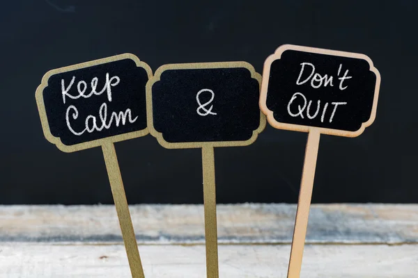 Mantenere la calma e non smettere di messaggio scritto con gesso su mini etichette lavagna — Foto Stock