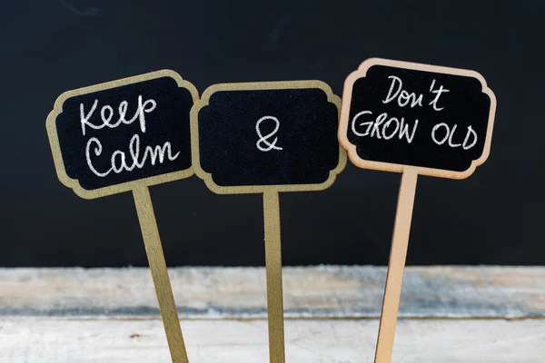 Keep Calm and Do Not Grow Old message written with chalk on mini blackboard labels — Stock Photo, Image