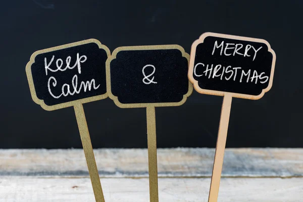 Buďte klidná a veselá vánoční zpráva napsaná křídou na minitabulách — Stock fotografie