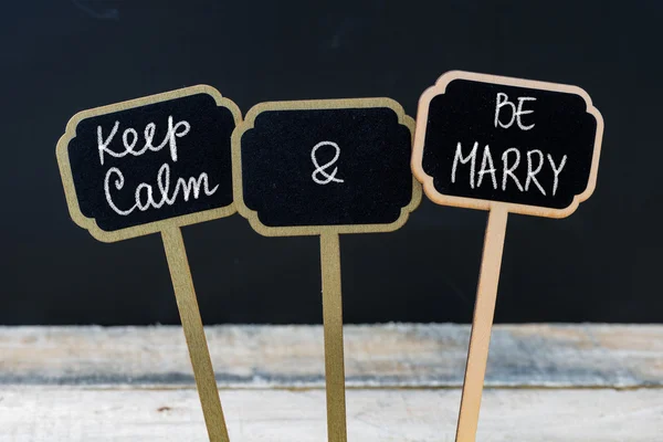 Ruhe bewahren und Heiratsbotschaft mit Kreide auf Mini-Tafel-Etiketten schreiben — Stockfoto