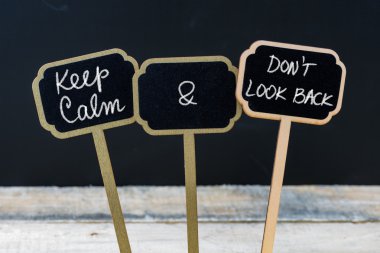 Sessiz Olun ve Mini tahta etiketleri üzerinde tebeşir ile yazılmış geri mesaj bakmayın