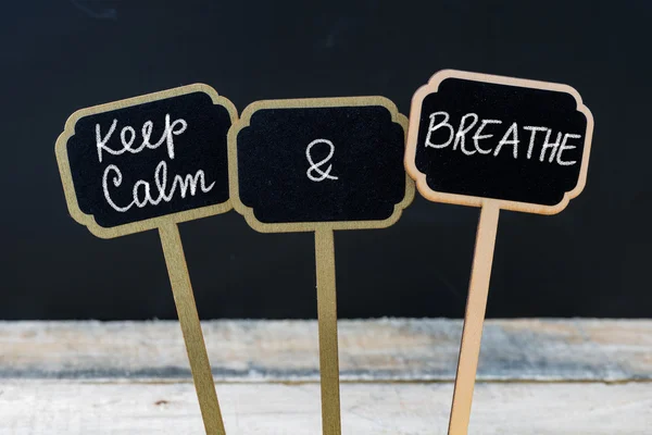 Keep Calm and Breathe message written with chalk on mini blackboard labels — Stock Photo, Image