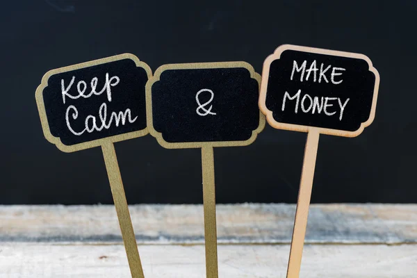 Keep Calm and Make Money pesan ditulis dengan kapur pada label papan tulis mini — Stok Foto