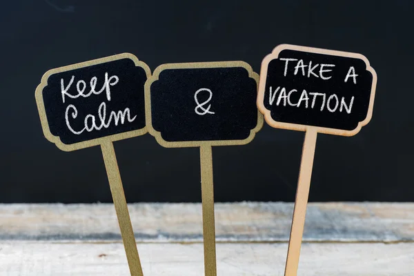 Тримайте спокій і візьміть відпустку повідомлення, написане крейдою на міні дошках етикетках — стокове фото