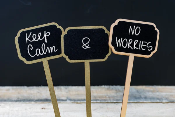 Keep Calm and No Worries message written with chalk on mini blackboard labels — Stock Photo, Image