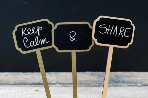 Keep Calm and Share message written with chalk on mini blackboard labels — Stok Foto