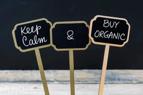 Keep Calm and Buy Organic message written with chalk on mini blackboard labels — Stock Photo, Image