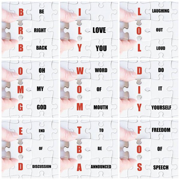 Рука бизнесмена, готовящего головоломку
