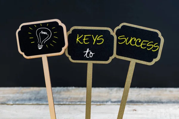 Concept message KEYS TO SUCCESS and light bulb as symbol for idea — Stock Photo, Image