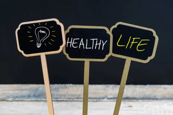 Begreppet meddelande hälsosamt liv och glödlampa som symbol för idén — Stockfoto