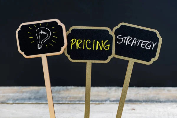 Konzeptbotschaft Preisstrategie und Glühbirne als Symbol für Idee — Stockfoto