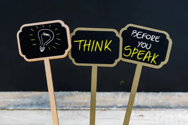 Begreppet meddelande tänka innan du talar och glödlampa som symbol för idén — Stockfoto