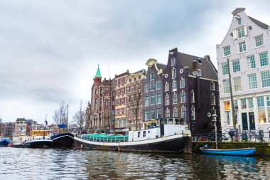 Amsterdam tarihi şehir merkezinde cadde görünümü