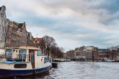 Amsterdam tarihi şehir merkezinde cadde görünümü