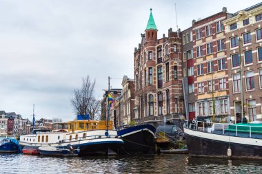 Amsterdam tarihi şehir merkezinde cadde görünümü