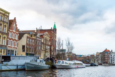 Amsterdam tarihi şehir merkezinde cadde görünümü