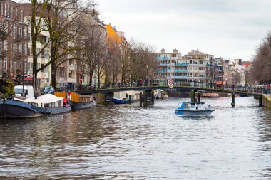 Amsterdam tarihi şehir merkezinde cadde görünümü