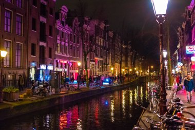 Red Light District Amsterdam gece sokak görünümü