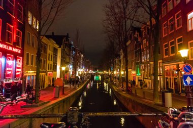 Red Light District Amsterdam gece sokak görünümü