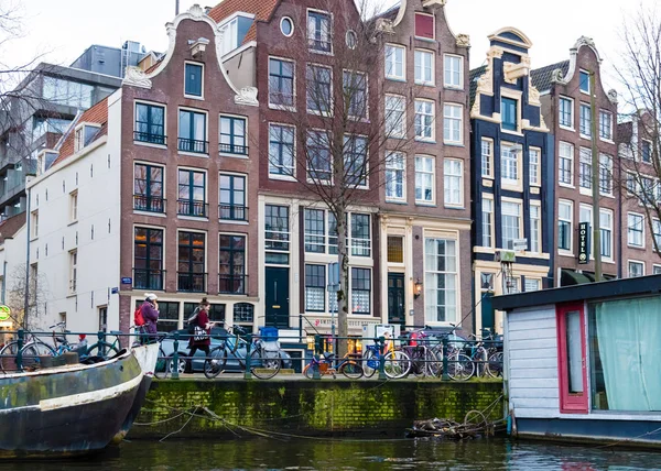 Uitzicht op straat in het historische centrum van Amsterdam — Stockfoto