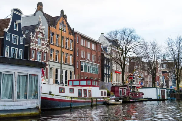 Amsterdam tarihi şehir merkezinde cadde görünümü — Stok fotoğraf