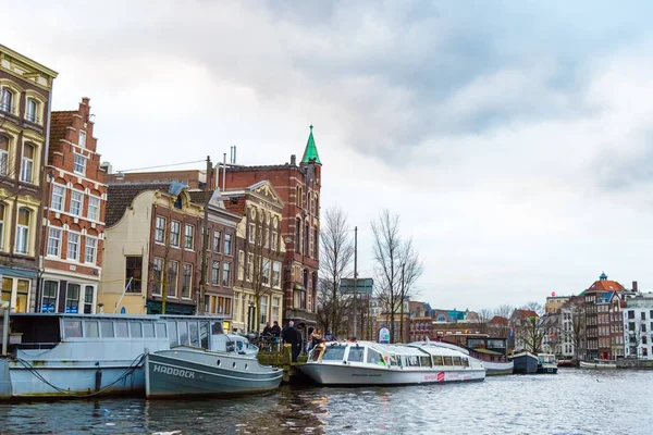 Uitzicht op straat in het historische centrum van Amsterdam — Stockfoto