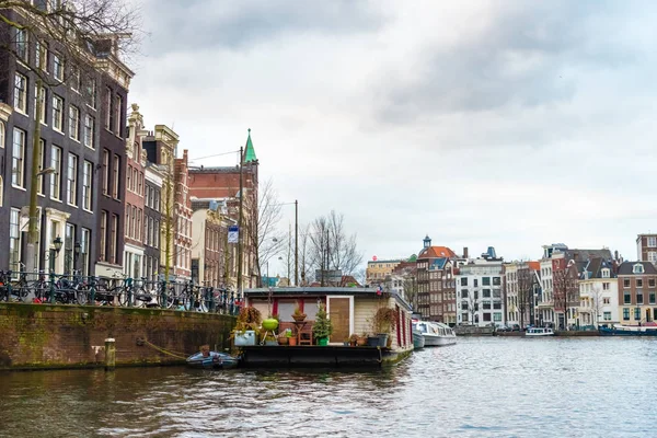 Amsterdam tarihi şehir merkezinde cadde görünümü — Stok fotoğraf