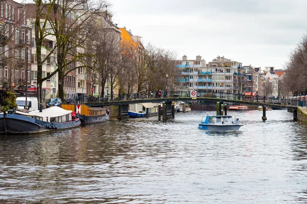 Uitzicht op straat in het historische centrum van Amsterdam — Stockfoto