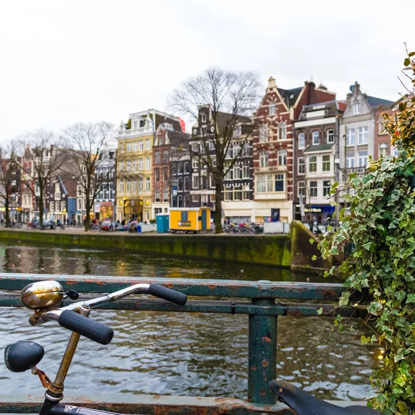 Amsterdam tarihi şehir merkezinde cadde görünümü — Stok fotoğraf